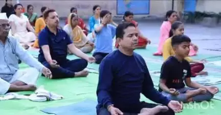 औसा: जागतिक योग दिनानिमित्त औसा येथील मुक्तेश्वर विद्यालयाच्या मैदानावर आ. अभिमन्यू पवार यांनी केली योग साधना