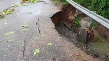 प्रतापपुर: लगातार मूसलाधार बारिश से गोमे मेन रोड हुआ क्षतिग्रस्त, कभी भी हो सकती है बड़ी घटना #jansamasya
