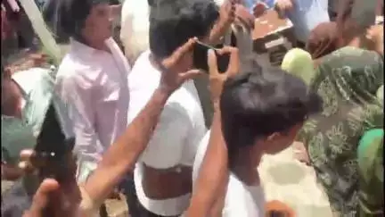 फतेहाबाद: बमरौली कटारा के एत्मादपुर मदरा में विद्युत पोल गाड़ने आई टोरेंट की टीम और ग्रामीणों के बीच हुई झड़प, 6 घायल