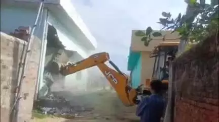 जमुनहा: जमुनहा तहसील क्षेत्र के कटवा में एक मदरसे पर की गई ध्वस्तीकरण की कार्रवाई