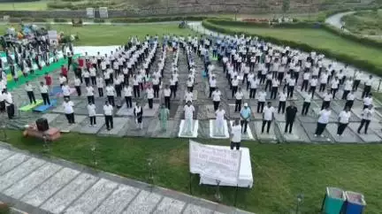 झांसी: 32 यू पी गर्ल्स बटालियन एनसीसी झाँसी ने जनरल विपिन रावत शहीद पार्क में योग दिवस के अवसर पर योग शिविर का आयोजन किया