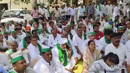 सहारनपुर: कलेक्ट्रेट परिसर में भारतीय किसान यूनियन टिकैत की बैठक का आयोजन, डीएम को सौंपा 5 सूत्रीय मांगों का ज्ञापन