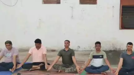 गुण्डरदेही: अंतर्राष्ट्रीय योग दिवस के उपलक्ष्य में थाना गुण्डरदेही में किया गया योग, आम लोगों से योग करने की अपील की गई