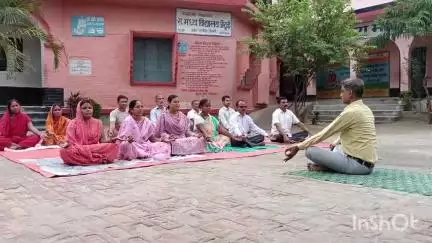 हाजीपुर: मिडिल स्कूल जेठूई में अंतर्राष्ट्रीय योग दिवस पर शिक्षकों ने किया योगाभ्यास