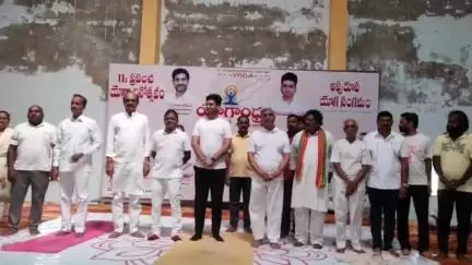 ఉండి: ఆకివీడులో యోగాంధ్ర కార్యక్రమంలో భాగంగా మార్కెట్ యార్డ్ ఆవరణంలో అంతర్జాతీయ యోగా దినోత్సవం