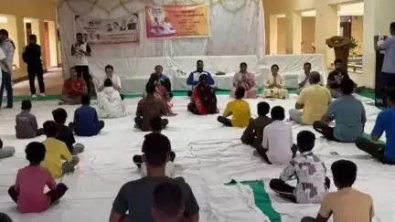 बड़नगर: विधायक जितेंद पंड्या अंतर्राष्ट्रीय योग दिवस पर सीएम राइज स्कूल में योगाभ्यास में शामिल हुए