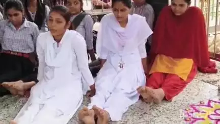 पीरो: पीरो में विभिन्न जगहों पर अंतरराष्ट्रीय योग दिवस के मौके पर अधिकारियों के साथ बच्चों ने भी किया योगाभ्यास