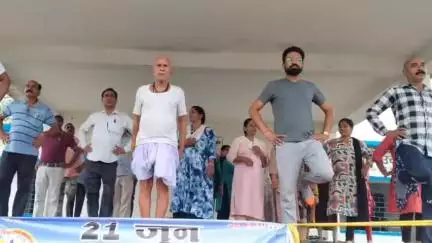 बलौदा: कोसमंदा गांव के हाई स्कूल मैदान में मनाया गया विश्व योग दिवस, मुख्य अतिथि के रूप में सरपंच संजय रत्नाकर हुए शामिल