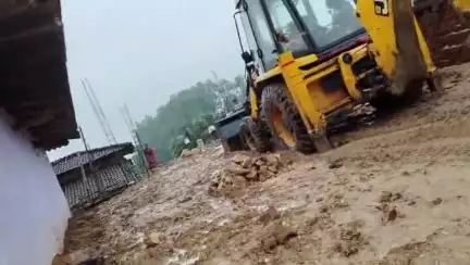पत्थलगांव: बटुराकछार में पक्के मकान की छत से जलनिकासी के कारण कच्चे मकान की दीवार ढही, बड़ा हादसा टला, परिवार बाल-बाल बचा