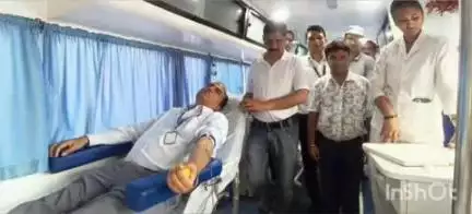 भिंड नगर: भिंड शहर के शास्त्री चौराहा के पास एसबीआई बैंक द्वारा रक्तदान शिविर का आयोजन, कई कर्मचारियों ने किया रक्तदान