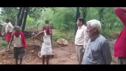 अमरपुर: पिछले चुनाव में पानी के लिए वोट बहिष्कार पर बीडीओ गौरीपुर घोघा ने लोगों को मतदान के लिए किया जागरूक