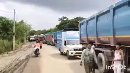 दाउदनगर: तीसरे दिन भी दाउदनगर में एनएच 139 पर औरंगाबाद-पटना रोड पर लगा रहा जाम, हटाने के लिए प्रशासन सड़क पर उतरा