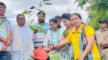 फुलंब्री: वडोद बाजार येथे आमदार अनुराधा चव्हाण यांच्या हस्ते वृक्षारोपण, यावेळी योगा व झाडाचे महत्व आमदार चव्हाण यांनी सांगितले