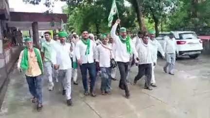 मंझनपुर: खाद की किल्लत, रजिस्ट्री रेट की मार और टूटी सड़कों से तंग किसानों ने मंझनपुर कलेक्ट्रेट पर किया प्रदर्शन