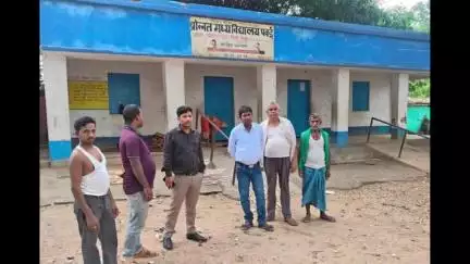 अमरपुर: अमरपुर प्रखंड के विभिन्न पोलिंग बूथों पर बीडीओ ने पहुंचकर मूलभूत सुविधाओं का जायजा लिया