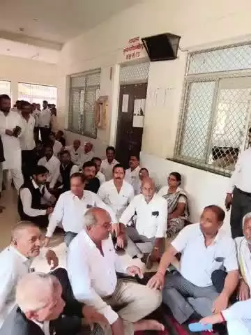 फतेहपुर: जिला न्यायालय में अमर्यादित टिप्पणी पर भड़के वकीलों का धरना तीसरे दिन भी जारी रहा