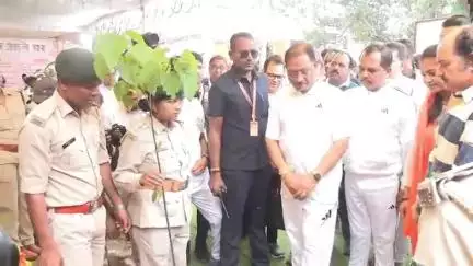 जशपुर: मुख्यमंत्री ने अंतरराष्ट्रीय योग दिवस पर रणजीता स्टेडियम में सिंदूर का पौधा लगाया