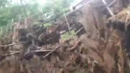 কাশীপুর: অনেক কাঁচা বাড়ি ক্ষতিগ্রস্ত,আবাস যোজনায় তৃণমূল নেতাদের দুর্নীতির কারণেই সমস্যায় পড়ছেন গরিব মানুষ কাশীপুরে বললেন BJP নেতা