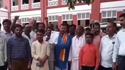 शाहजहांपुर: शाहजहांपुर में दुष्कर्म के मुकदमे को निरस्त करने की मांग को लेकर सवर्ण स्वाभिमान मंच ने किया प्रदर्शन