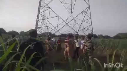 वाशी: तांदुळवाडी येथे पवनचक्की व शेतकऱ्यांच्या वादात पोलिसांकडुन शेतकऱ्यांवर लाठीचार्ज