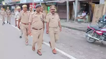 कर्वी: क्षेत्राधिकारी ने राजापुर कस्बे में पैदल निकलकर सुरक्षा व्यवस्था का लिया जायजा