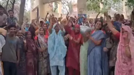 झांसी: बरुआसागर में महिलाओं ने मटके फोड़े, टंकी पर चढ़कर की नारेबाजी, बोलीं- दो महीने से पानी के लिए तरस रहे हैं