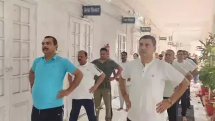 दुमका: अंतर्राष्ट्रीय योग दिवस पर व्यवहार न्यायालय, दुमका में हुआ योगाभ्यास