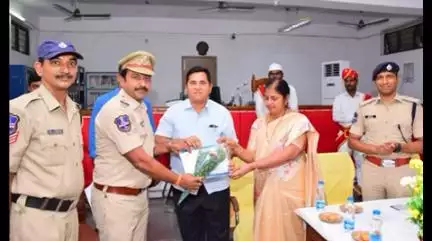 జగిత్యాల: జాతీయ మెగా లోక్ అదాలత్ విజయవంతంకు కృషి చేసిన పోలీస్ అధికారులను, సిబ్బందిని అభినందించి ప్రశంసా పత్రాలు అందజేసిన జిల్లా జడ్జి శ్రీమతి రత్న పద్మావతి