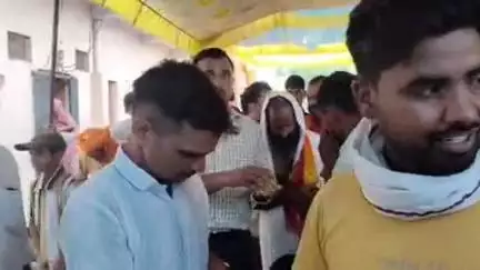 भिंड नगर: भिंड-ग्वालियर हाईवे को फोर लाइन बनाने की मांग करने वाले संत का रेखा नगर में नागरिकों ने किया स्वागत