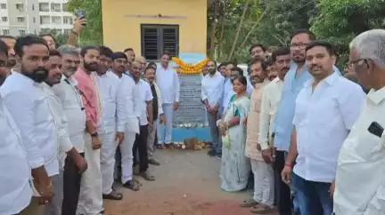 ఇబ్రహీంపట్నం: గచ్చిబౌలి డివిజన్లో 8 కోట్ల 50 లక్షల రూపాయలతో చేపట్టబోయే బీటీ రోడ్డు పనులకు శంకుస్థాపన చేసిన ఎమ్మెల్యే ఆరికె పూడి గాంధీ