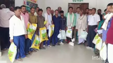 गोह: गोह स्थित ई किसान भवन में खरीफ बीज वितरण का निरीक्षण किया निर्देशक ने