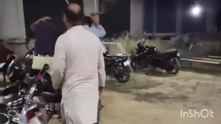 नवाबगंज: नवाबगंज में कारोबारी की सरेआम पिटाई, पीटने वालों ने पुलिस से शिकायत करने पर पैर में मारने की दी धमकी, वीडियो वायरल