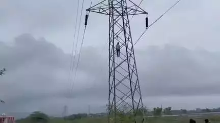 केशोरायपाटन: लेसरदा में अधेड़ ने हाई टेंशन विद्युत लाइन के टावर पर फंदा लगाकर आत्महत्या की, पुलिस ने शव किया सुपुर्द