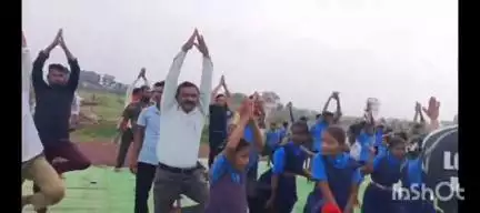 बेमेतरा: नरी स्कूल में अंतर्राष्ट्रीय योग दिवस के उपलक्ष में आयोजित योग कार्यक्रम में भाजपा मंडल अध्यक्ष हवेद्र वैष्णव शामिल हुए