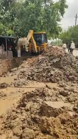 गोरमी: कचनाव रोड पर नाले के ऊपर किए अतिक्रमण को नगर परिषद ने हटाया
