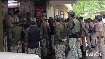 കോന്നി: വനമേഖലയിലെ വീടുകളിൽ മോഷണം, കൊച്ചു കോയിക്കൽ, ഗുരുനാഥൻ മണ്ണ്, കൊക്കാത്തോട് റേഞ്ചുകളിൽ തിരച്ചിൽ നടത്തി