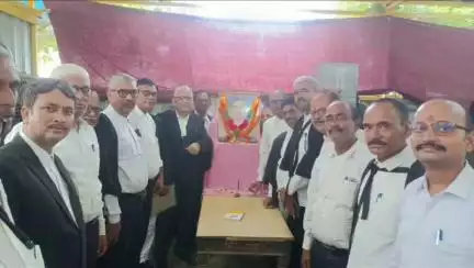 औरंगाबाद: व्यवहार न्यायालय स्थित जिला विधिज्ञ संघ में दिवंगत अधिवक्ता की पुण्यतिथि मनाई गई