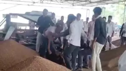 दमयंती नगर: सागर नाका कृषि उपज मंडी में दो व्यापारी आपस में भिड़े, गाली-गलौज और चप्पलों से की मारपीट, वीडियो वायरल