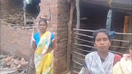 कैरो: कैरों में हाथियों ने 5 घरों को किया क्षतिग्रस्त, सांसद प्रतिनिधि समीद अंसारी ने पीड़ितों से मिलकर मुआवजे का भरोसा दिया
