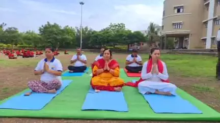 मेहकर: श्रीमती सिंधुताई जाधव महाविद्यालय येथे योग दिन व योगाच्या माध्यमातून वीरांना सलामी
