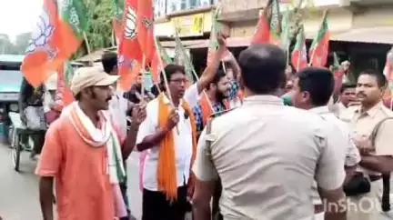 বাগদা: রাজ্য সভাপতি সুকান্ত মজুমদারকে গ্রেপ্তারের প্রতিবাদ বাগদায় রাস্তা অবরোধ বিজেপির