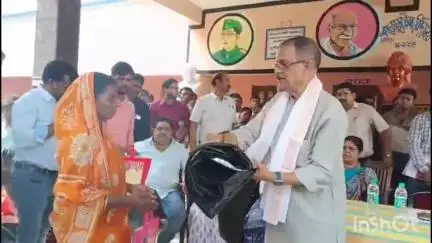 ইন্দপুর: পাঁচমুড়া হাইস্কুলে বন্যা বিধ্বস্তদের ত্রাণশিবিরে উপস্থিত হয়ে রাজ্যের শ্রম মন্ত্রী মলয় ঘটক, দুর্গতদের ত্রাণ দিলেন তিনি