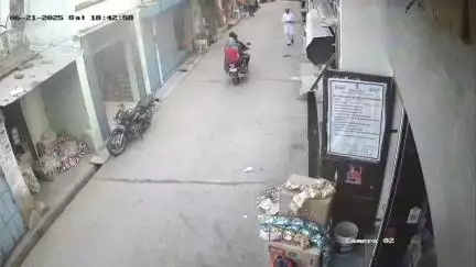 चिड़ावा: चिड़ावा के मुख्य बाजार में झगड़ रहे सांडों ने राहगीर को मारी टक्कर, घटना का सीसीटीवी फुटेज आया सामने