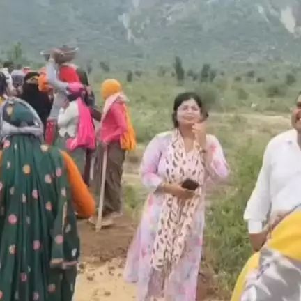 मालाखेड़ा: अलवर जिला कलेक्टर ने मनरेगा कार्यों का निरीक्षण करने पहुंची मालाखेड़ा की ग्रामीण महिलाओं ने गीत गाकर किया स्वागत