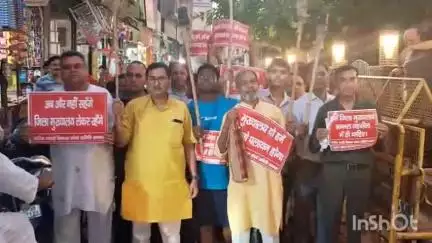 संभल: संभल में जिला मुख्यालय की मांग को लेकर लोगों ने अटल बिहारी पार्क से मसाल जुलूस निकालकर अपना विरोध जाहिर किया#Jansamasya