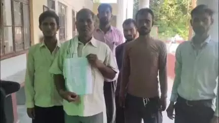महावन: गांव खानपुर में शौचालय नहीं बनने पर ग्रामीणों ने लगाई गुहार, लाभार्थियों ने गांव सचिव पर रिश्वत मांगने का लगाया आरोप