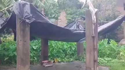 ভাতার: দীর্ঘ ১৫ বছর ধরে খোলা আকাশের নিচে ত্রিপল টাঙ্গিয়ে চলছে অঙ্গনওয়াড়ি কেন্দ্র ভাতারের ওরগ্রামে