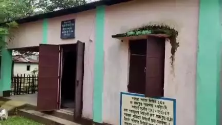 মোহনপুর: ব্রহ্মকুণ্ড অঙ্গনওয়াড়ি কেন্দ্রের হেল্পার সরকারী কাজ ফেলে ব্যস্ত রেগার কাজে #jansamasya