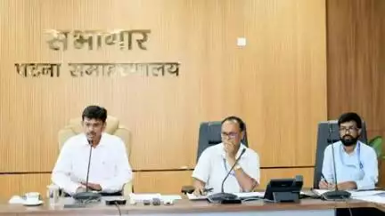 समाहर्ता-सह-जिलाधिकारी, पटना द्वारा दाखिल खारिज, परिमार्जन, अभियान बसेरा एवं राजस्व संबंधी अन्य मामलों में प्रगति की समीक्षा की गई। जिला में दाखिल-खारिज के 98.27 प्रतिशत मामलों को निष्पादित किया गया है। 75 दिनों से अधिक 694 मामले लंबित हैं।