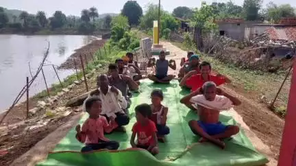 जिले के अमृत सरोवरों में विशेष योग सत्र और पर्यावरण संरक्षण के लिए चलाया गया जागरूकता अभियान